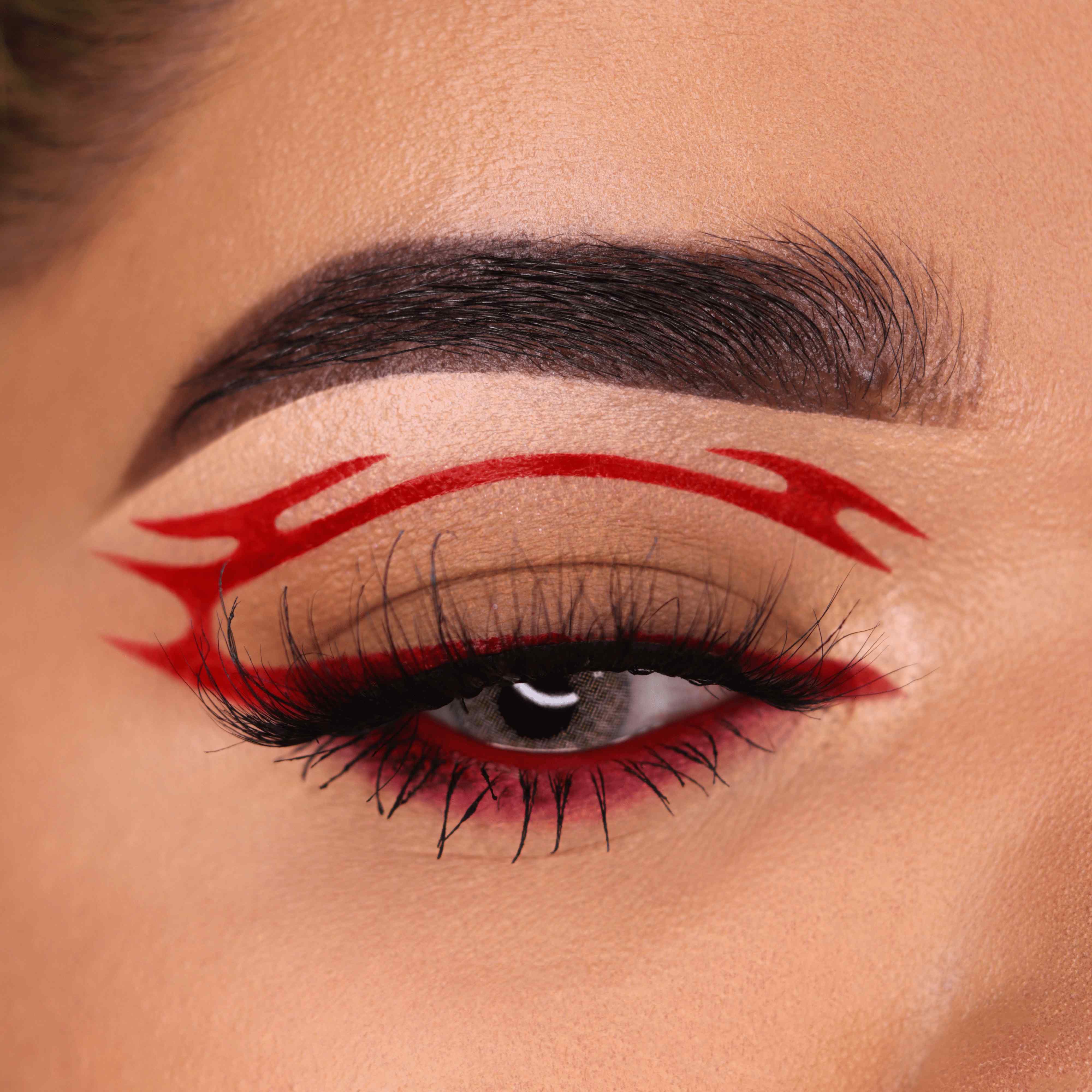 Close-up of Liquid Adhesive Eyeliner - RED DEVIL applicator tip